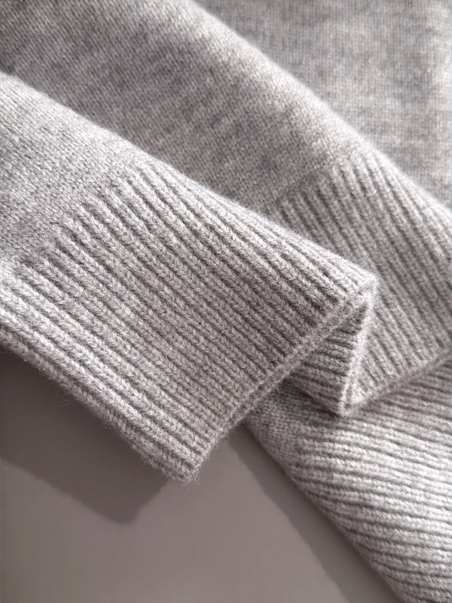 LP Loro Piana's latest sweaters from the official website for fall and winter 2026 are now on sale at the counter for Hot Sale! Specially made of wool blended fabric. It feels comfortable and can be directly in contact with the skin. The logo badge is exquisitely embroidered, which is extremely eye-catching! The details highlight the fashionable charm of big brands. Exquisite workmanship. Three-dimensional cutting style. The wearing effect is invincible and handsome! All three standards are complete! Sizes:M-3XL
